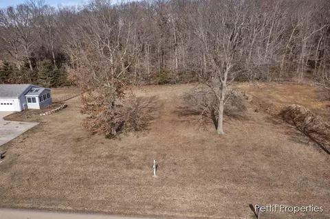 32560 Pinedale Ln, Gobles, MI 49055