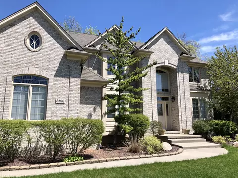 3296 Paramount Ln, Auburn Hills, MI 48326