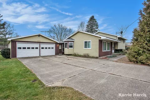 2376 Cleveland St E, Coopersville, MI 49404
