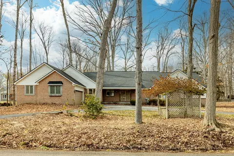 28118 Forestbrook Dr, Farmington Hills, MI 48334