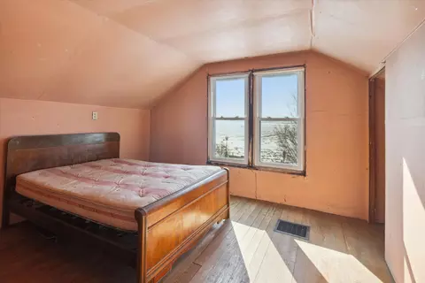 Bedroom - 3022 E Coral Rd, Edmore, MI 48829 photo 7 of 9
