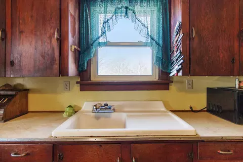 Bath - 3022 E Coral Rd, Edmore, MI 48829 photo 2 of 3