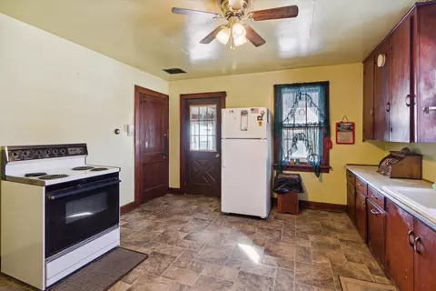 Kitchen - 3022 E Coral Rd, Edmore, MI 48829 photo 2 of 2