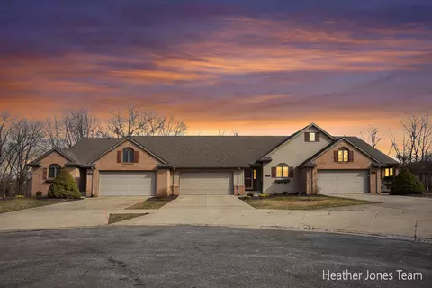 1008 S Hawthorne Ct, Greenville, MI 48838