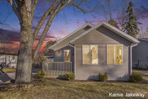 1320 Oakwood St, Belding, MI 48809