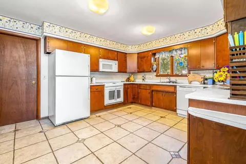 Kitchen - 650 Tomahawk Trl, Coldwater, MI 49036 photo 1 of 1