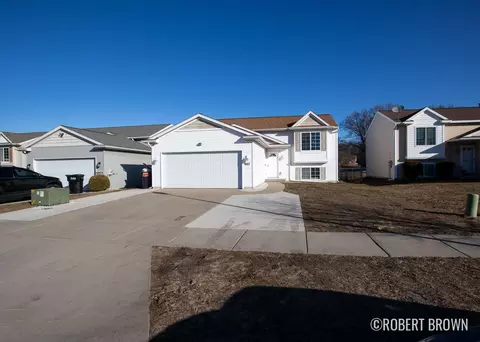 667 Silverglade Dr SE, Kentwood, MI 49548