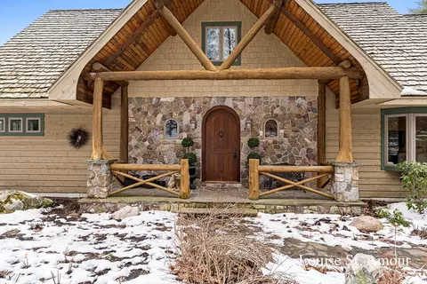 8168 N Fernwood Cir, White Cloud, MI 49349