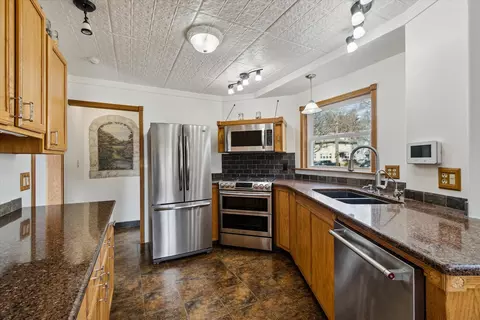 Kitchen - 411 Seventh St, Jackson, MI 49201 photo 6 of 9
