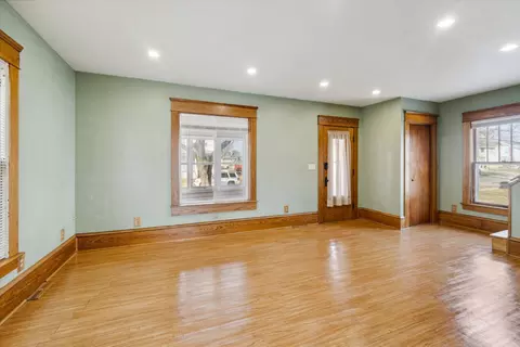 Living - 411 Seventh St, Jackson, MI 49201 photo 1 of 2