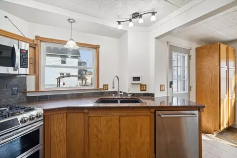 Kitchen - 411 Seventh St, Jackson, MI 49201 photo 2 of 9