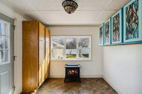Living - 411 Seventh St, Jackson, MI 49201 photo 2 of 2