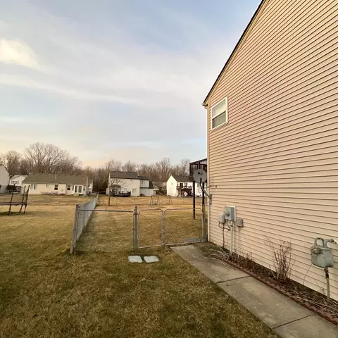 39016 Commons Dr, Romulus, MI 48174 photo 3