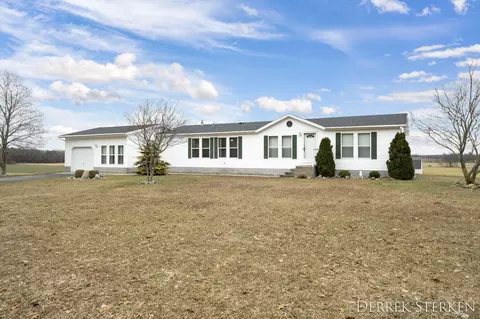10080 S Beech Ave, Howard City, MI 49329