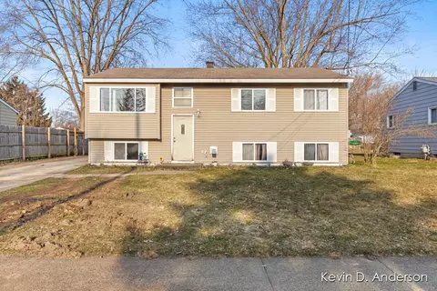 216 Meadowlark Ct, Middleville, MI 49333