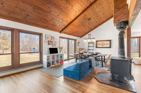 Living - 7149 Bayview Rd, Jackson, MI 49201 photo 4 of 5