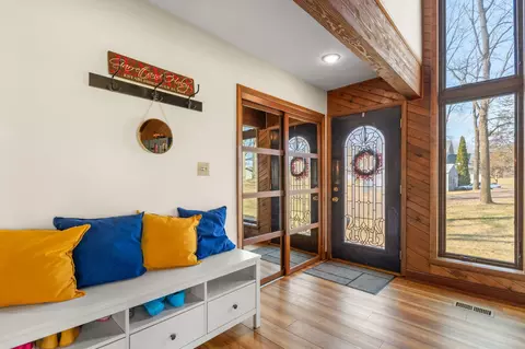 Entry Way - 7149 Bayview Rd, Jackson, MI 49201 photo 1 of 2
