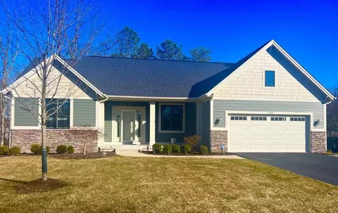 5199 N Quail Crest Dr SE, Grand Rapids, MI 49546