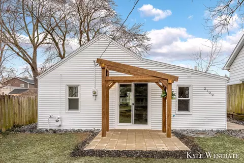 2102 Denwood Ave SW, Wyoming, MI 49509