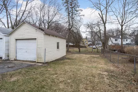 Exterior - 527 St Clair Ave, Jackson, MI 49202 photo 6 of 11