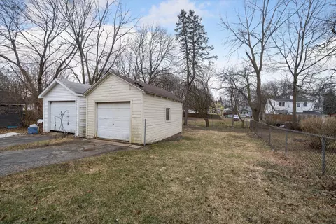 Exterior - 527 St Clair Ave, Jackson, MI 49202 photo 7 of 11