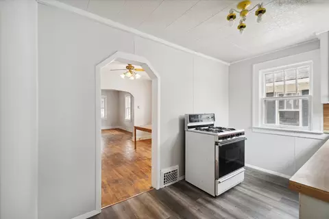 Kitchen - 527 St Clair Ave, Jackson, MI 49202 photo 1 of 3