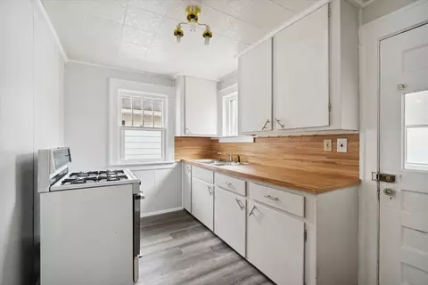 Kitchen - 527 St Clair Ave, Jackson, MI 49202 photo 2 of 3