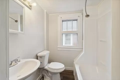 Bath - 527 St Clair Ave, Jackson, MI 49202 photo 2 of 4