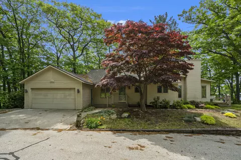 17664 Hillcrest Ave, Grand Haven, MI 49417