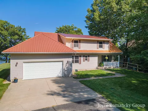2284 W Shore Dr, Trufant, MI 49347