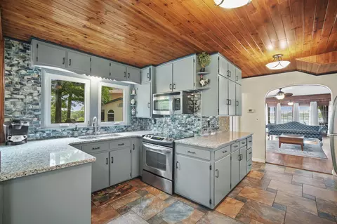 Kitchen - 509 Morris Dr, Jackson, MI 49201 photo 2 of 3