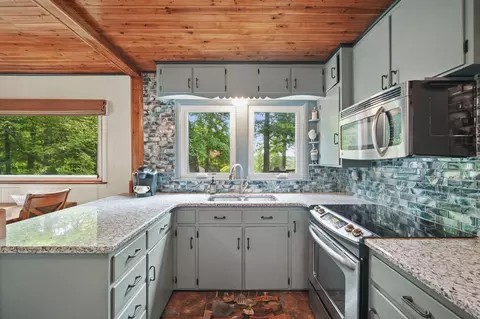Kitchen - 509 Morris Dr, Jackson, MI 49201 photo 1 of 3