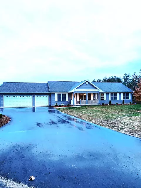 676 Pine Meadow Ln, Harbor Springs, MI 49740