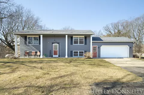 3724 38th St, Hamilton, MI 49419
