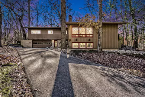 2146 Treehaven Dr, Kalamazoo, MI 49008