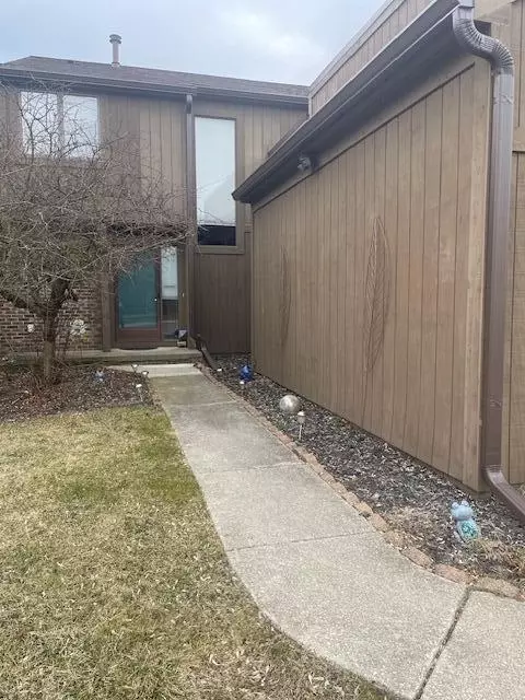 5880 Staghorn Dr, Ypsilanti, MI 48197