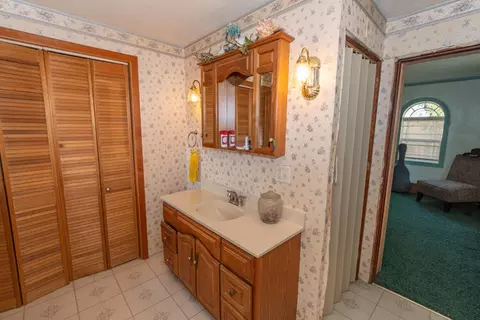 Bath - 11703 Shavehead Lake Rd, Constantine, MI 49042 photo 2 of 4