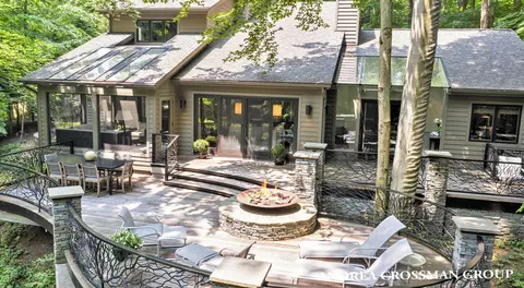 1223-1225 Ash Dr, South Haven, MI 49090