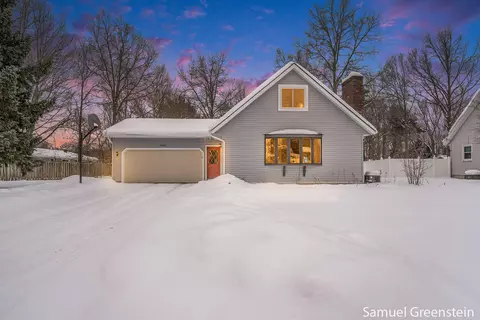 14232 Sunview Dr, Holland, MI 49424