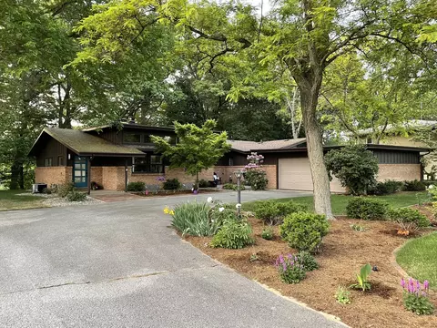 1915 N Valley View Dr, St. Joseph, MI 49085