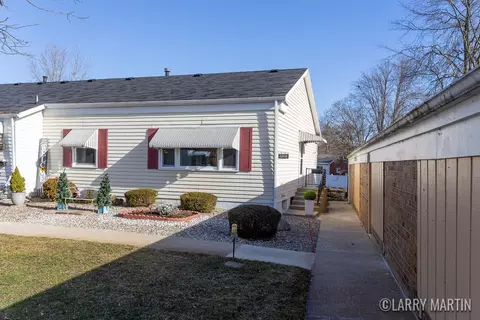 937 Village Ln, Jenison, MI 49428