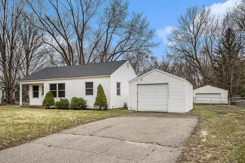 983 Upton Ave, Springfield, MI 49037 photo 2