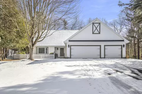 2101 Geneva Ln, Norton Shores, MI 49441