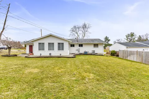 Exterior - 3856 Mayfield Dr, Jackson, MI 49203 photo 4 of 8