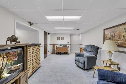 Living - 3856 Mayfield Dr, Jackson, MI 49203 photo 8 of 8