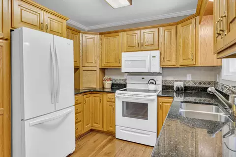 Kitchen - 3856 Mayfield Dr, Jackson, MI 49203 photo 4 of 4