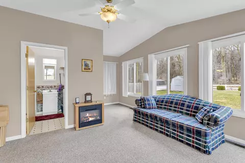 Living - 3856 Mayfield Dr, Jackson, MI 49203 photo 6 of 8