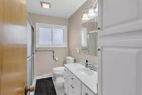 Bath - 3856 Mayfield Dr, Jackson, MI 49203 photo 1 of 3