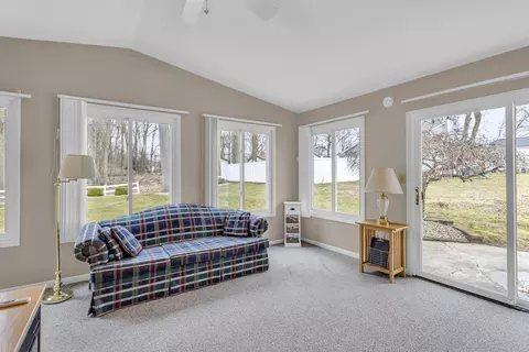 Living - 3856 Mayfield Dr, Jackson, MI 49203 photo 5 of 8