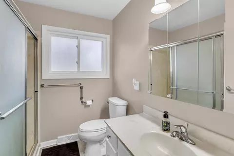 Bath - 3856 Mayfield Dr, Jackson, MI 49203 photo 2 of 3